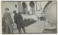 Aan boord van schip naar New York in Eerste Wereldoorlog, filmer temidden van de gasten aan dek gaat filmen (1914 - 1918) by anonymous