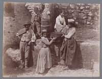 Groepsportret van een onbekende familie op Capri (1860 - 1889) by Roberto Rive