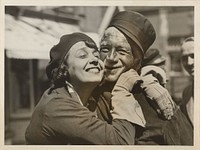 Nederland, vrouw omhelst boer (1920 - 1950) by Vereenigde Foto bureaux Amsterdam