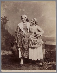 Dubbelportret van twee onbekende jonge Siciliaanse vrouwen (1856 - 1914) by Giuseppe Incorpora