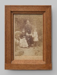 Groepsportret van een onbekende familie in een tuin (1875 - 1885) by anonymous