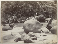Javaanse vrouwen baden in een rivier, West-Java (1870 - 1900) by anonymous