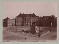 Gezicht op de binnenplaats van het Amalienborg in Kopenhagen, in het midden het standbeeld van Frederik V van Denemarken (1880 - 1910) by Budtz Müller and Co and Budtz Müller and Co