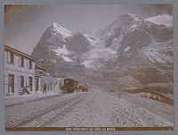 Gezicht op een spoorbaan in Wengen aan de voet van de Eiger en de Mönch in de Berner Alpen, links hotel Jungfrau (1890 - 1930) by anonymous
