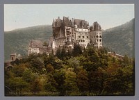Gezicht op Burg Eltz nabij Wierschem aan de Moezel (1889 - c. 1920) by anonymous, Photochrom Zürich and Photochrom Zürich