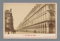 Gezicht op de Rue de Rivoli te Parijs (1860 - 1890) by Ernest Ladrey