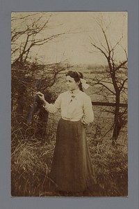 Portret van een onbekende vrouw voor een hek in een weiland (in or after 1907 - c. 1920) by anonymous