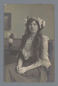 Portret van een onbekende jongedame (c. 1915 - c. 1925) by P  and H Koch