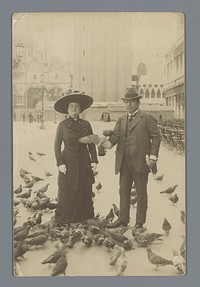 Portret van een onbekende man en vrouw met duiven op het San Marcoplein te Venetië (c. 1910 - c. 1920) by G Lorigiola