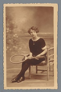 Studioportret van een onbekend meisje met een tennisracket (c. 1910 - c. 1930) by Meullemeestre and Fils