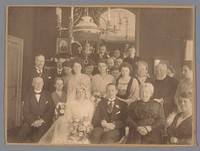 Groepsportret met op de voorgrond een onbekend bruidspaar (c. 1890 - c. 1920) by anonymous