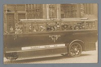 Gezelschap in een rondvaartauto voor de Dom van Keulen (c. 1922) by anonymous