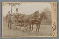 Onbekende man en een meisje op een paardenkoets (c. 1890 - c. 1910) by Gebr Richter