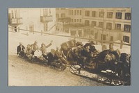 Zeven onbekende personen op houten sleeën achter een arrenslee (vermoedelijk) te Sankt Moritz (c. 1923) by anonymous
