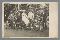 Groepsportret van vier onbekende mannen en een vrouw met fietsen (c. 1915 - c. 1925) by anonymous