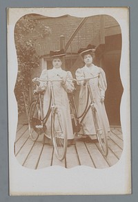 Portret van twee onbekende vrouwen met fietsen (in or after 1907 - c. 1915) by anonymous