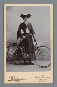 Portret van een onbekende vrouw met een fiets (c. 1890 - c. 1905) by Max Cosman