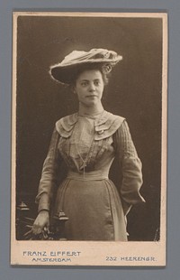 Portret van een onbekende vrouw met hoed (1905) by Franz Eiffert