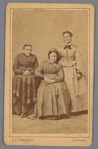 Portret van drie vrouwen van de familie Weg (1871 - 1879) by Johan Christiaan Reesinck