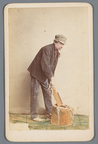 Portret van een onbekende man met een houten blok en borstel (1865 - 1888) by Giorgio Sommer
