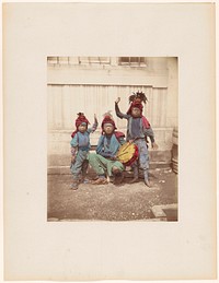 Jonge Japanse straatartiesten met een trommel (1871 - 1881) by Raimund von Stillfried Ratenitz