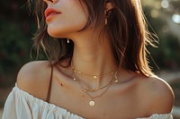 Woman wearing cute jewellery necklace jewelry accessories.