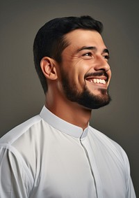Middle eastern man in thawb smiling adult smile.