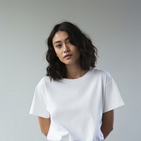 A women wear offwhite t shirt portrait t-shirt sleeve.
