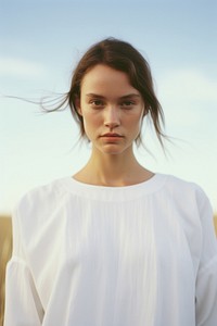 A woman wear white portrait photography outdoors.
