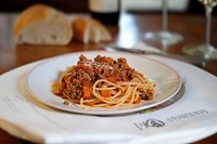 Paghettis bolognaise maison spaghetti pasta plate.