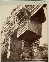 Balbek, La porte du temple de Jupiter avant le pilier by Félix Bonfils