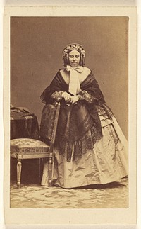 Unidentified woman with curls wearing a hat, standing by Disdéri and Cie