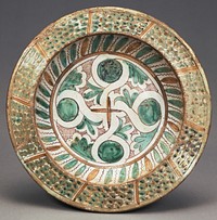 Green-Painted Dish with an Interlace Pattern