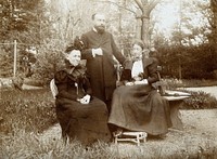 Frederick Belding Power, Frau (Louise) Flückiger and Marie Flückiger. Photograph, 1897.