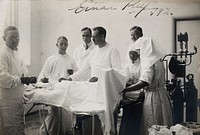 Einar Key (fourth from left), a Swedish surgeon, in an operating theatre with other surgical staff. Photograph.