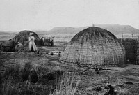 Colenso, South Africa: African kraal huts. Photograph by Hon. Geoffrey L. Parsons, 1905.