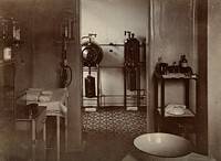 Wotton Lodge, Gloucester: operating theatre and sterilizing room. Photograph, ca. 1909.