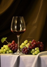 Grapes and wine glasses drink plant food.