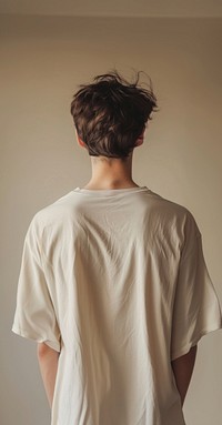 A man wear cream oversize t shirt fashion sleeve back.