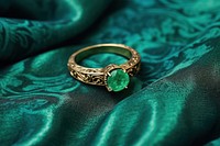 1 simple emerald ring on green background gemstone jewelry diamond.