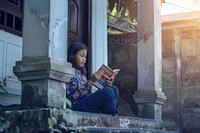 Indonesian girl reading sitting person.