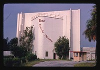 Vero Drive-In, Vero Beach, Florida (1980) photography in high resolution by John Margolies. Original from the Library of Congress. 