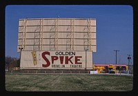 Golden Spike Drive-In, Omaha, Nebraska (1980) photography in high resolution by John Margolies. Original from the Library of Congress. 
