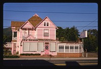 Henne's Homemade Candies & Ice Cream, Ukiah, California (1991) photography in high resolution by John Margolies. Original from the Library of Congress. 