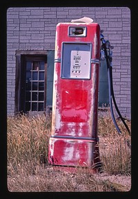 Gas pump, Joplin, Montana (1987) photography in high resolution by John Margolies. Original from the Library of Congress. 