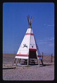 Teepee Picnic Enclosure, Bingo Car/Truck Stop, Kadoka, South Dakota (1987) photography in high resolution by John Margolies. Original from the Library of Congress. 