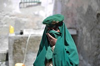 A prison warder guards a prison cell during a visit by officials from the UN Office on Drugs and Crime (UNODC) Somalia and United Nations Assistance Mission in Somalia (UNSOM) to Mogadishu Central Prison on Jully 21 2015. UN Photo / Ilyas Ahmed. Original public domain image from Flickr