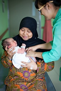 Tenaga Kesehatan Berada di Garis Depan Kesehatan Ibu dan Bayi Baru LahirHealth Providers Are the Frontliners of Maternal and Neonatal Health. Photo courtesy of USAID EMAS. Original public domain image from Flickr