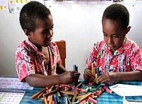 Belajar sambil bermain Siswa TK Koinonia Yayasan Kristen Wamena sedang berimajinasi memanfaatkan media kayu berwarna untuk belajar menghitung dan membuat bentuk benda seperti yang diinginkannya.