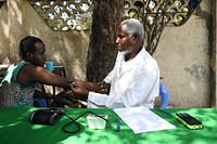 Dr. Abdirahman Ali Awale ‘Dr. Habeeb’ a psychiatrist, attends to a client at his Habeeb Mental Health Hospital in Waberi district in Mogadishu, Somalia on 31 March 2018. UN Photo / Omar Abdisalan. Original public domain image from Flickr